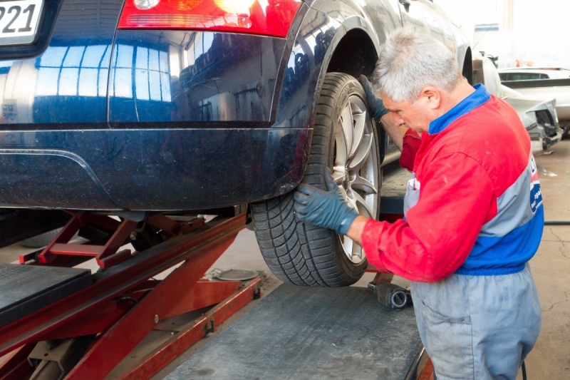 vente-PONTEVES-min_auto_repair_repair_lift_auto_mechanic_work_clothes_master_professional_man_of_the_fold-685629