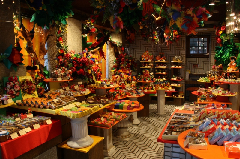 vente-PONTEVES-min_candy_store_chocolate_shop_chocolate_switzerland-393515